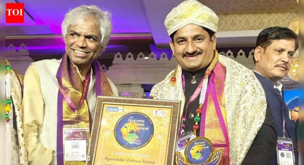पुण्याचे आयुर्वेदाचार्य डॉ हरीश पाटणकर यांना आंतरराष्ट्रीय आयुर्वेद रत्न पुरस्काराने सन्मानित