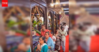 जीर्णोद्धार झालेल्या कसबा गणपती मंदिरात दर्शनासाठी भाविकांच्या रांगा, प्रसाद म्हणून शेंदूर मागितला