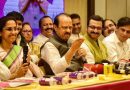 पुण्यातील सर्व प्रवाशांसाठी मोफत मेट्रो आणि बस प्रवासाचे आश्वासन राष्ट्रवादी काँग्रेस पक्षाच्या गटांनी दिले आहे