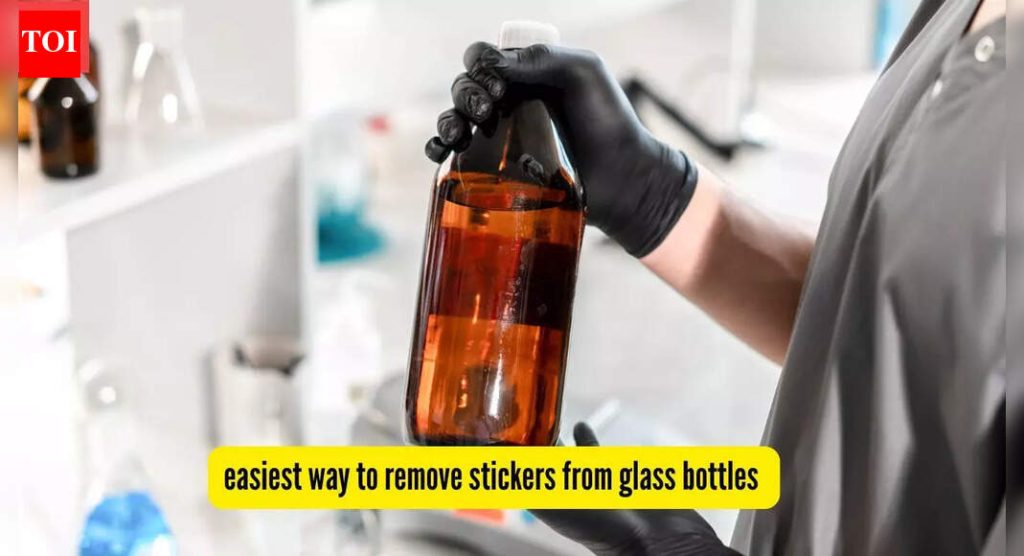 काचेच्या बाटल्यांमधून स्टिकर्स काढण्याचा हा सर्वात सोपा मार्ग आहे — एक साधा हॅक जो काही सेकंदात काम करतो! |