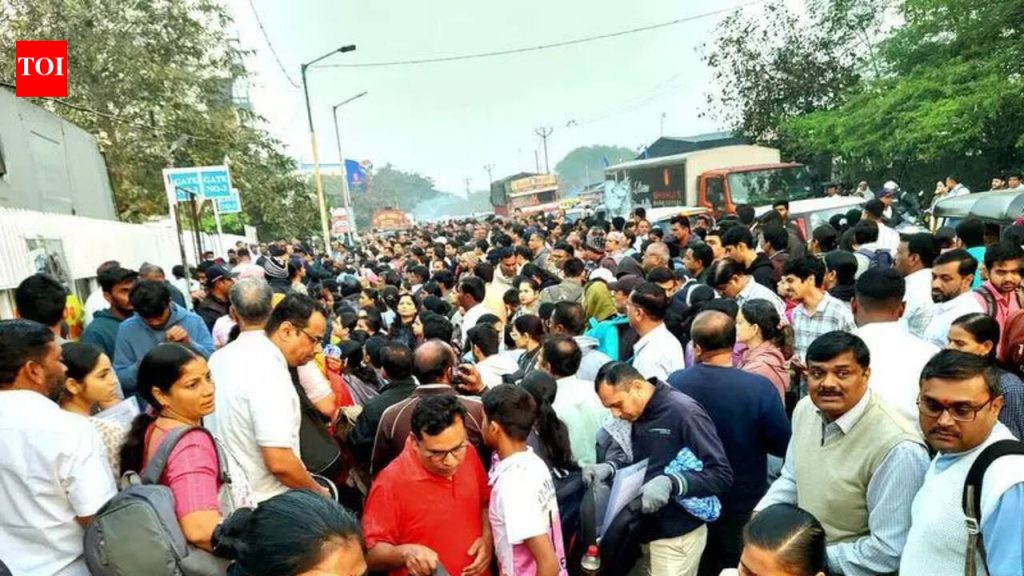 जेईई मेन परीक्षेसाठी बसलेले विद्यार्थी पुणे ग्रँड टूर सायकलिंग इव्हेंट ट्रॅफिक रोखण्याचे आव्हान असल्याने केंद्रांवर अगोदरच प्रवास करण्याचे नियोजन करतात