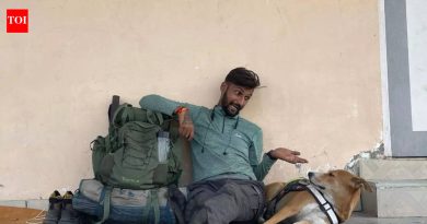 “तिला माझ्या बाजूला राहायचे होते.” कुत्रा 28 वर्षाच्या माणसासोबत 15000 किमी चालतो आणि त्याला या जगात काहीही सोडणार नाही