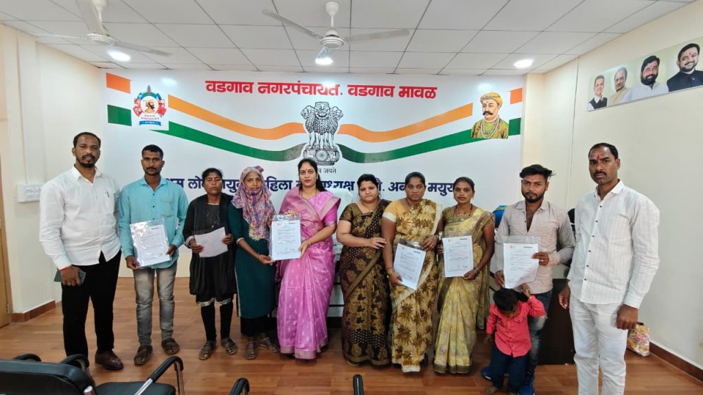 नगराध्यक्षा  अबोली मयूर ढोरे यांच्या माध्यमातून ठाकर समाजातील १३ कुटुंबीयांना जातीचे दाखले वाटप.वर्षानुवर्षांचा प्रश्न मार्गी