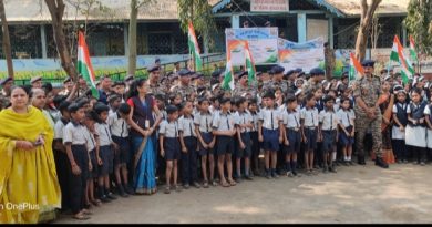 अर्थासाहित वंदे मातरम  न.प. शाळेत जवानांबरोबर विद्यार्थ्यांनी केले सकल गायन  सीआरपीएफ 242 बटालियनचा उपक्रम