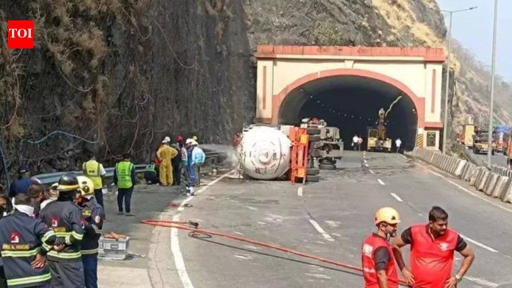 मुंबई-पुणे एक्स्प्रेस वे गॅस गळती रोखण्यासाठी 32 तासांच्या ऑपरेशनमध्ये