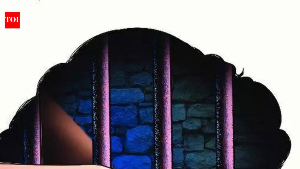 मुलीचा विनयभंग केल्याप्रकरणी शेजाऱ्यावर गुन्हा दाखल