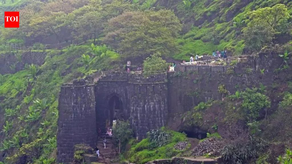 वारंवार अपघात आणि युनेस्को टॅग करूनही महाराष्ट्रातील लोकप्रिय किल्ल्यांवर सुरक्षेतील त्रुटी कायम आहेत.