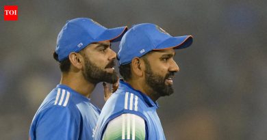 बीसीसीआयने भारतीय पुरुष आणि महिला संघांसाठी वार्षिक खेळाडू करार जाहीर केल्यामुळे विराट कोहली, रोहित शर्मा यांची बी ग्रेडमध्ये पदावनती झाली.