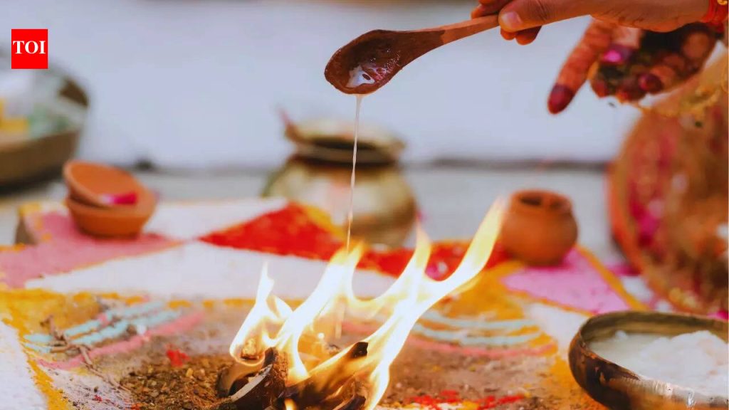 “तो भूत आहे का? होय! मोठ्याने बोलू नकोस, तो उठेल”: माझ्या पूजा कक्षात एका आत्म्याला जागा कशी मिळाली आणि आमचा देव बनला