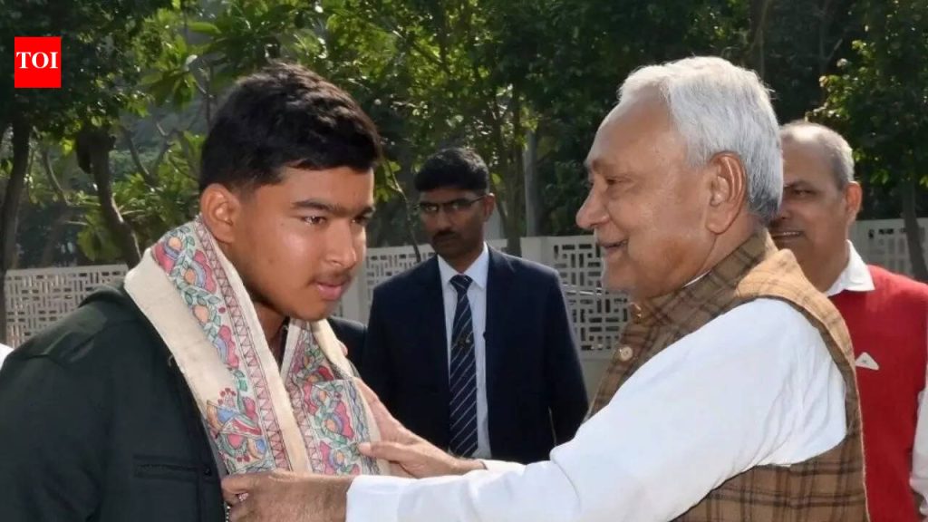 बिहारचे मुख्यमंत्री नितीश कुमार यांनी अंडर 19 विश्वचषकाच्या नायकाचा सन्मान केल्याने 14 वर्षीय वैभव सूर्यवंशीला आणखी रोख बक्षीस