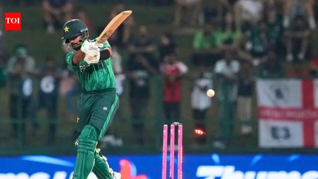 PAK vs ENG: T20 विश्वचषकातील दुसऱ्या फ्लॉप शोनंतर आनंदी बाबर आझम मेम्सने इंटरनेटवर कब्जा केला