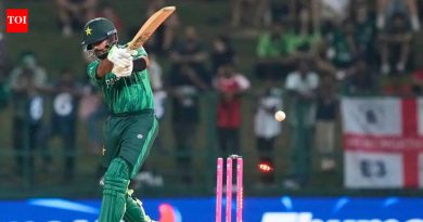 PAK vs ENG: T20 विश्वचषकातील दुसऱ्या फ्लॉप शोनंतर आनंदी बाबर आझम मेम्सने इंटरनेटवर कब्जा केला