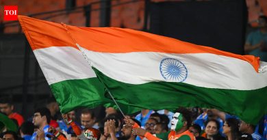 भारताला मोठा धक्का! गुडघ्याच्या दुखापतीमुळे कर्णधार हरमनप्रीत कौरने क्षेत्ररक्षण सोडले, पुढील सामन्याबाबत शंका