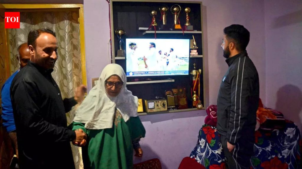 पदकांनी भरलेला अल्मिरा, अभिमानाने भरलेले कुटुंब शांतपणे मुलगा औकिब नबीला रणजी करंडक स्पर्धेत इतिहास रचताना पाहण्यासाठी जागा बनवते