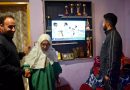 पदकांनी भरलेला अल्मिरा, अभिमानाने भरलेले कुटुंब शांतपणे मुलगा औकिब नबीला रणजी करंडक स्पर्धेत इतिहास रचताना पाहण्यासाठी जागा बनवते