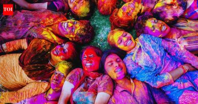 तुमच्या डागलेल्या कपड्यांमधून होळीचे रंग काढून टाकण्याचे 5 प्रभावी मार्ग; क्रमांक 2 सर्वोत्तम कार्य करते