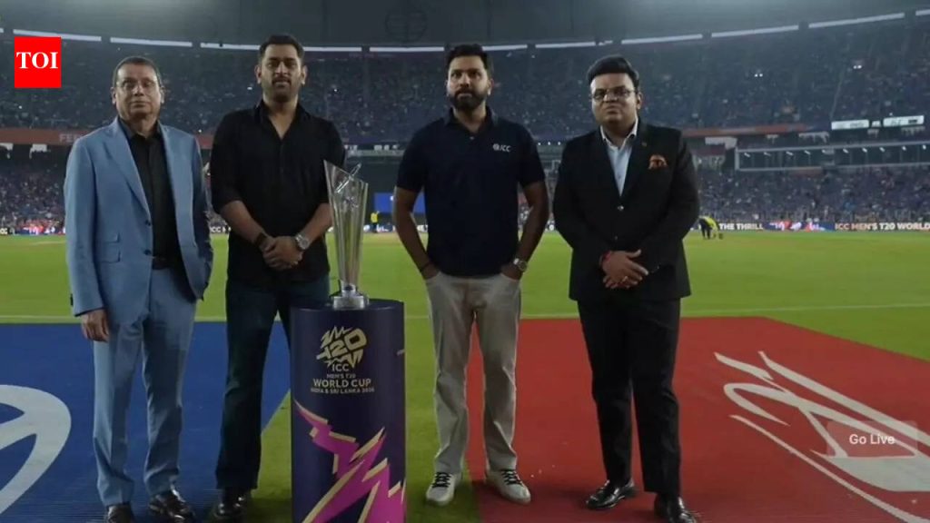 एमएस धोनी आणि रोहित शर्मा फायनलमध्ये T20 विश्वचषक ट्रॉफी आणतात, अहमदाबाद प्रेक्षकांनी गर्जना केली – पहा