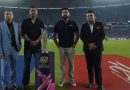 एमएस धोनी आणि रोहित शर्मा फायनलमध्ये T20 विश्वचषक ट्रॉफी आणतात, अहमदाबाद प्रेक्षकांनी गर्जना केली – पहा