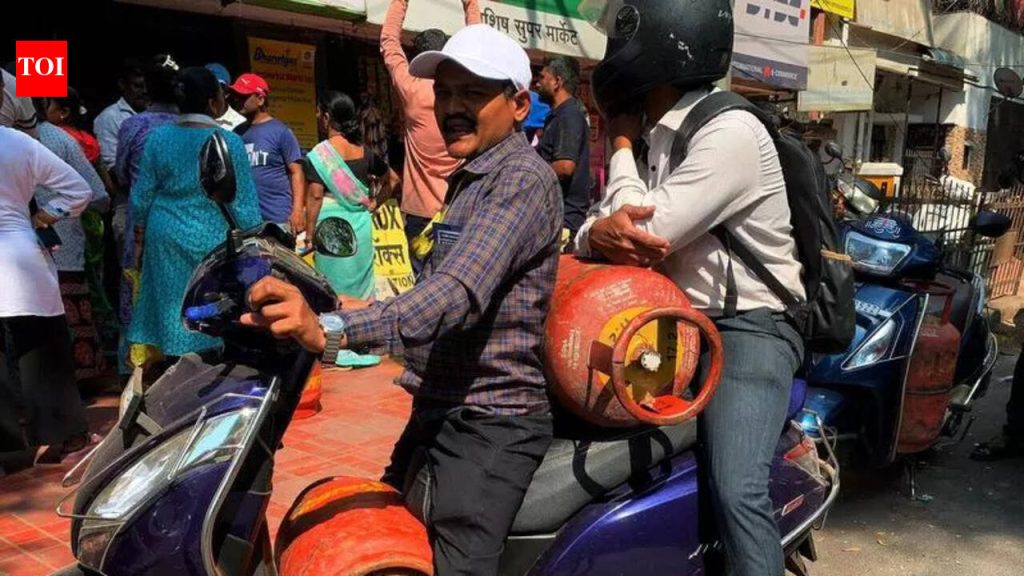 घरगुती एलपीजी सिलिंडरची डिलिव्हरी मंदावली, पॅनीक बुकिंग दरम्यान प्रतीक्षा वेळ वाढतो