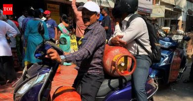 घरगुती एलपीजी सिलिंडरची डिलिव्हरी मंदावली, पॅनीक बुकिंग दरम्यान प्रतीक्षा वेळ वाढतो