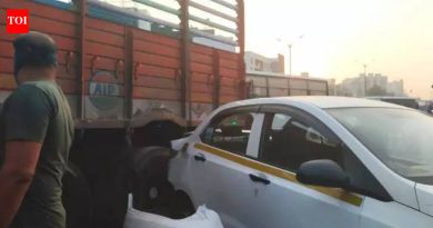 नवले पुलाखालून ट्रॅफिक जंक्शनवर ट्रकने सात वाहनांना धडक दिल्याने स्कूटरस्वाराचा मृत्यू झाला