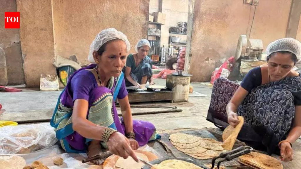 हॉस्पिटल्स, आयटी कंपन्यांना पुरवठा करणाऱ्या चपाती निर्मात्यांना व्यावसायिक एलपीजी टंचाईचा फटका बसला आहे