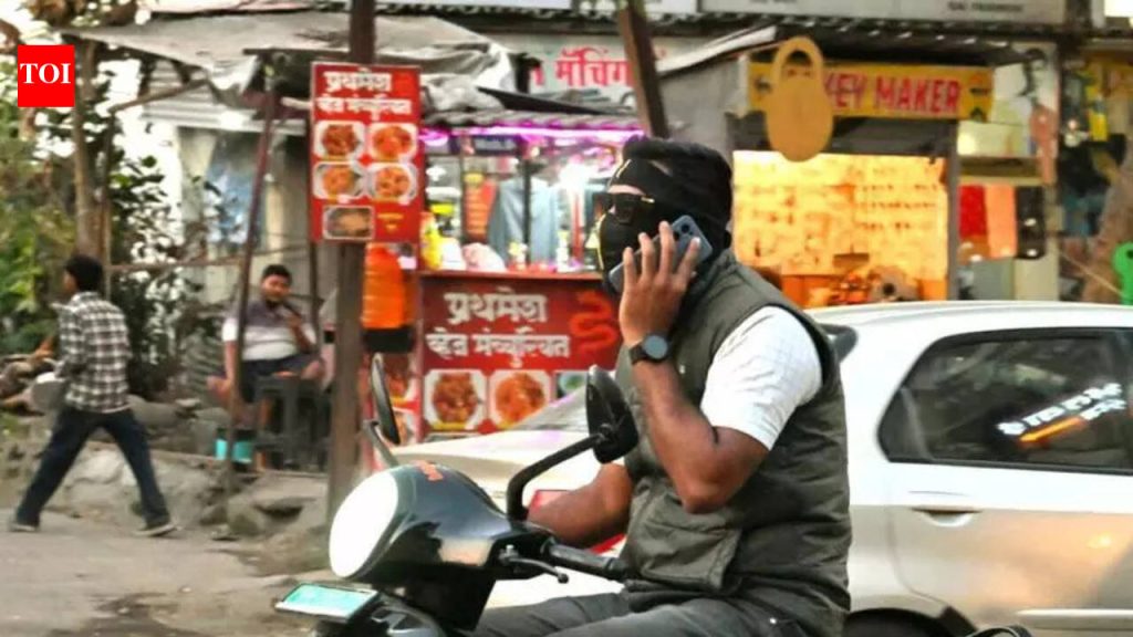 दुचाकी चालवताना मोबाईल फोन वापरल्याप्रकरणी गेल्या दोन महिन्यांत 11,000 गुन्हेगारांना दंड : पुणे शहर वाहतूक पोलिस
