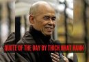 Thich Nhat Hanh Quote: The day of the day of Thich Nhat Hanh द्वारे कोट: “जाऊ देणे आपल्याला स्वातंत्र्य देते, आणि स्वातंत्र्य ही आनंदाची एकमेव अट आहे. जर आपल्या अंतःकरणात, तरीही आपण कोणत्याही गोष्टीला चिकटून राहिलो – राग, चिंता किंवा मालमत्ता – आपण मुक्त होऊ शकत नाही”