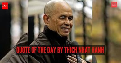 Thich Nhat Hanh Quote: The day of the day of Thich Nhat Hanh द्वारे कोट: “जाऊ देणे आपल्याला स्वातंत्र्य देते, आणि स्वातंत्र्य ही आनंदाची एकमेव अट आहे. जर आपल्या अंतःकरणात, तरीही आपण कोणत्याही गोष्टीला चिकटून राहिलो – राग, चिंता किंवा मालमत्ता – आपण मुक्त होऊ शकत नाही”