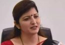 ज्योतिषी अशोक खरात यांच्यातील वादामुळे रुपाली चाकणकर यांनी राष्ट्रवादी काँग्रेस पार्टीच्या महिला अध्यक्षपदाचा राजीनामा दिला आहे.