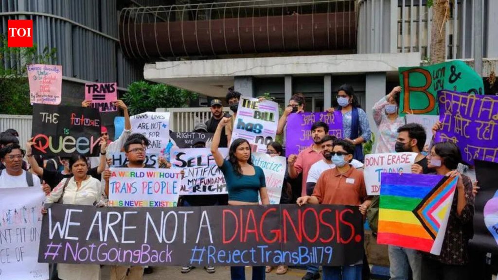 LGBTQIA+ समुदायाचे सदस्य ट्रान्सजेंडर कायद्याचा निषेध करतात, त्याला प्रतिगामी ठरवतात आणि मागे घेण्याची मागणी करतात