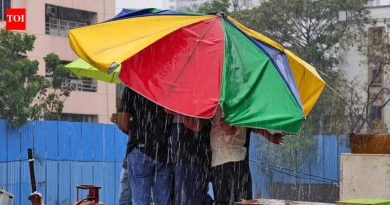अवघ्या दोन तासांच्या मुसळधार पावसानंतर ब्लॉक केलेल्या वादळ जलवाहिन्यांनी रस्ते गुडघाभर पाण्यात सोडले