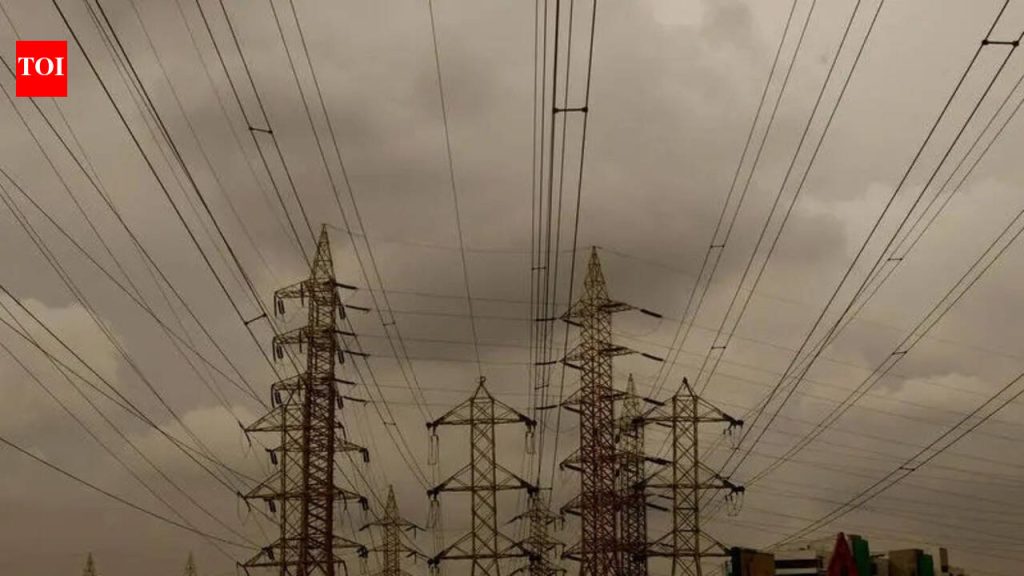 पिंपरी चिंचवडमध्ये वारंवार वीजपुरवठा खंडित, मेट्रोच्या कामात पाऊस आणि केबल खराब झाल्याचा आरोप महावितरणच्या अधिकाऱ्यांनी केला आहे.