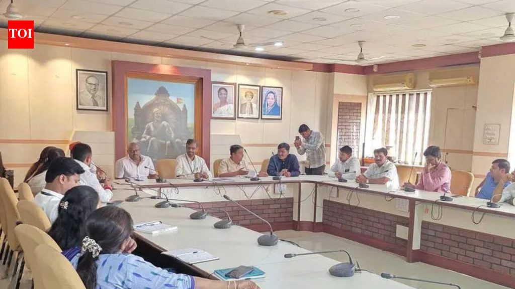 पाणीपुरवठय़ाची आश्वासने न दिल्याने बिल्डरांवर कारवाई करण्याची मागणी महापालिकेच्या रहिवाशांनी केली आहे