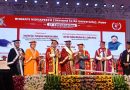 वैद्यकीय शिक्षणाच्या परिवर्तनाचे मंत्र्यांचे कौतुक, सुधा मूर्ती यांनी भारती विद्यापीठ दीक्षांत समारंभात पदवीधरांना केली प्रेरणा वैद्यकीय शिक्षणाच्या परिवर्तनाचे मंत्र्यांचे कौतुक, सुधा मूर्ती यांनी भारती विद्यापीठ दीक्षांत समारंभात पदवीधरांना केली प्रेरणा
