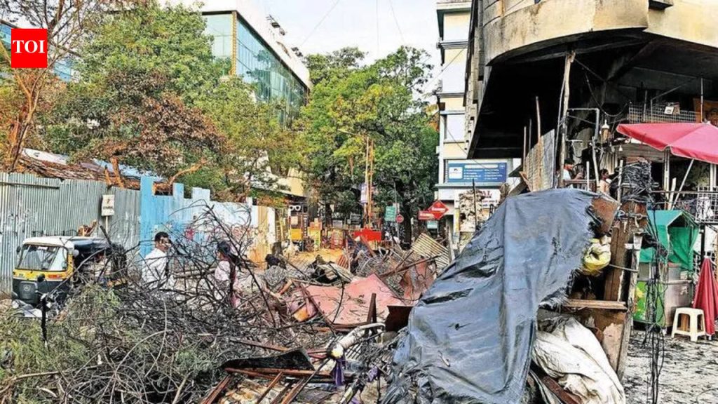 FC रोडला लागलेल्या आगीने अनियंत्रित स्टॉल्स आणि रस्त्याच्या कडेला असलेल्या बेकायदेशीर विक्रेत्यांमुळे निर्माण होणाऱ्या धोक्यांवर प्रकाश टाकला