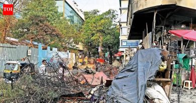 FC रोडला लागलेल्या आगीने अनियंत्रित स्टॉल्स आणि रस्त्याच्या कडेला असलेल्या बेकायदेशीर विक्रेत्यांमुळे निर्माण होणाऱ्या धोक्यांवर प्रकाश टाकला