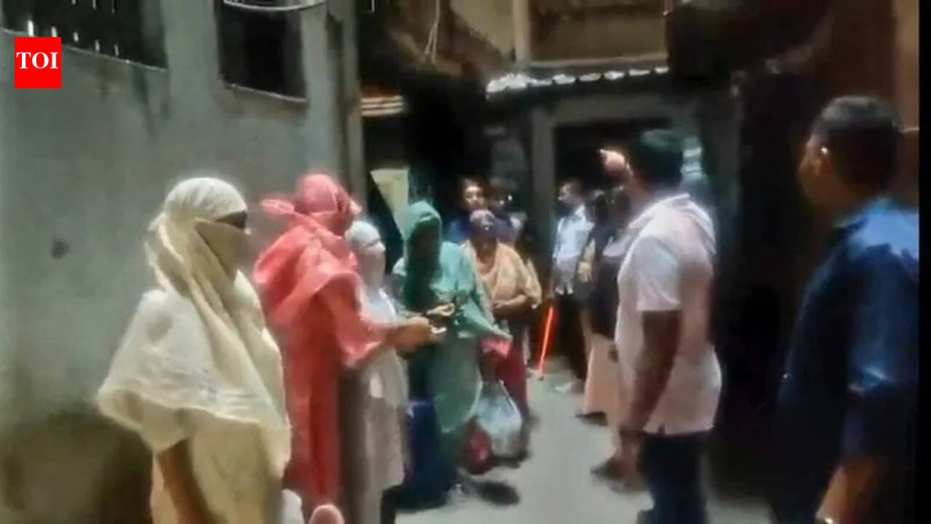 पोलिसांनी वेश्यागृहांवर छापे टाकले, बांगलादेशातील 11 महिला आणि 3 पुरुषांना पकडले