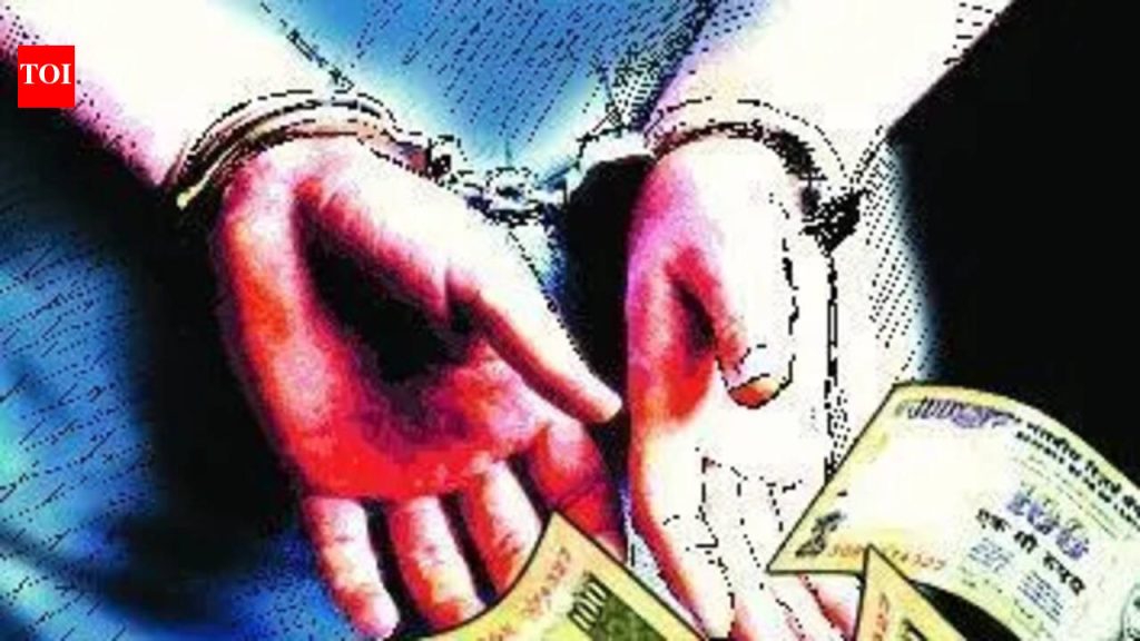 बढतीनंतर दोन दिवसांनी पोलीस निरीक्षक लाच घेताना साथीदारासह रंगेहाथ पकडले