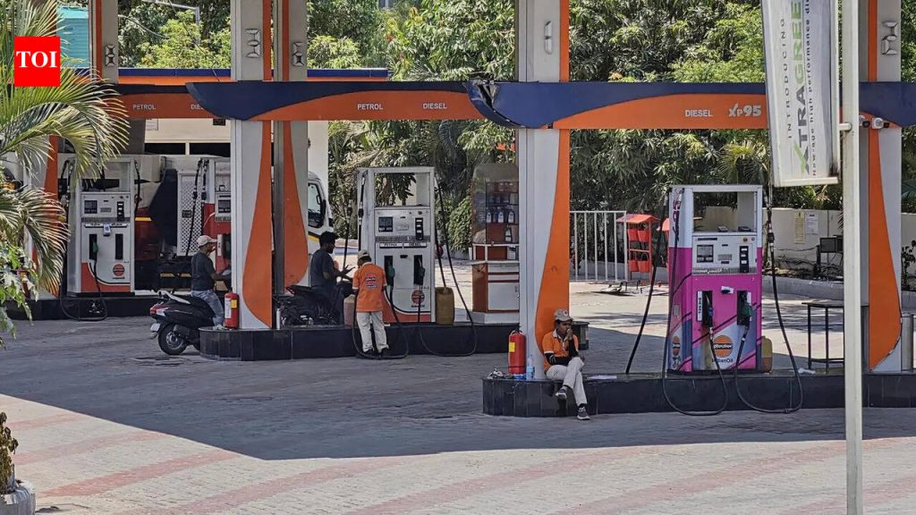 पुण्यातील इंधन केंद्रांवर रांगा कमी झाल्यामुळे घबराट खरेदी कमी झाली, तेल कंपन्यांनी पुरवठा सामान्य असल्याचे सांगितले