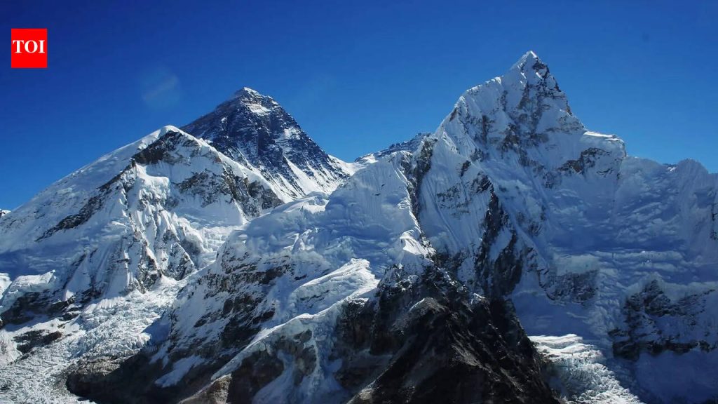 गिरिप्रेमी या शहरस्थित गिर्यारोहक संस्थेतील तीन गिर्यारोहकांनी माऊंट एव्हरेस्ट शिखर सर केले पुणे बातम्या