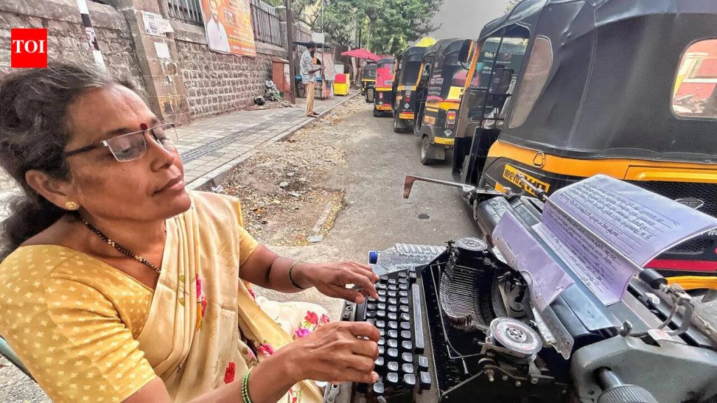 शिवाजीनगर न्यायालयाबाहेर एकटा टायपिस्ट कामासाठी थांबला आहे