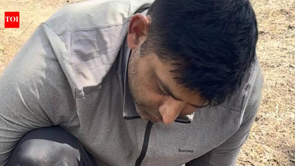 स्वयंसेवकांनी कोंढव्याच्या शहरी जंगलात पाण्याच्या बाटलीतून उष्माघात झालेल्या, निर्जलीकरण केलेल्या सापाचे पुनरुज्जीवन केले