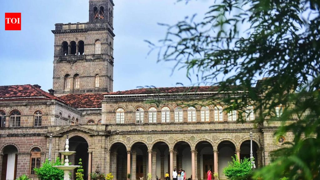 सावित्रीबाई फुले पुणे विद्यापीठाने विधी अभ्यासक्रमांसाठी ४,३४० रुपये ‘इतर उपक्रम शुल्क’ प्रस्तावित केले आहे.