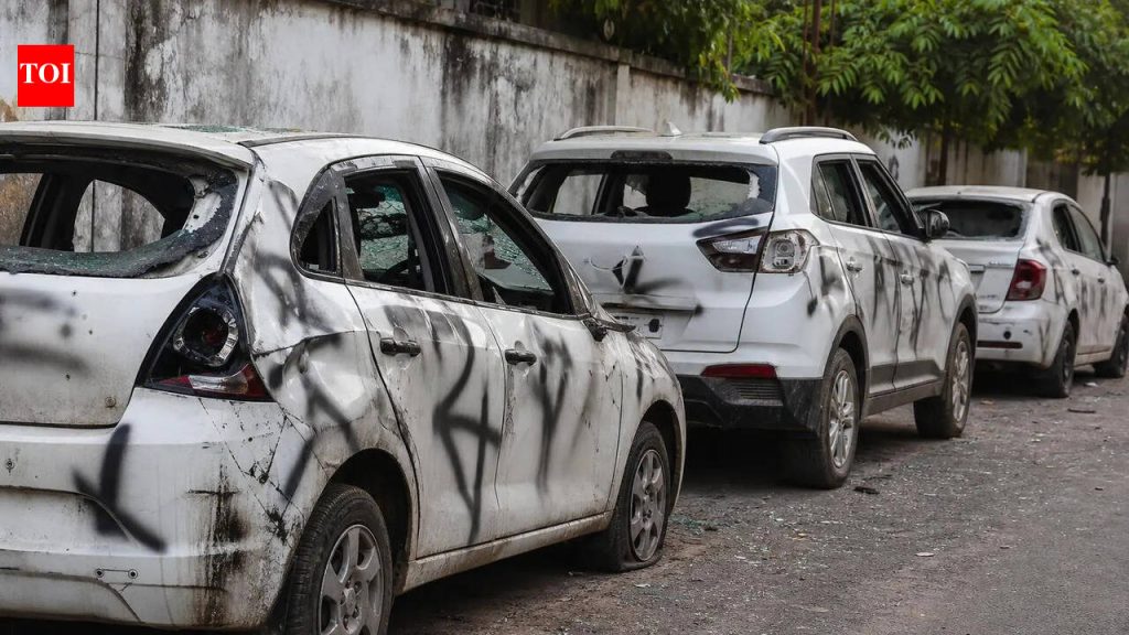 जनता वसाहत येथे अल्पवयीन मुलांनी 3 गाड्यांची तोडफोड केली