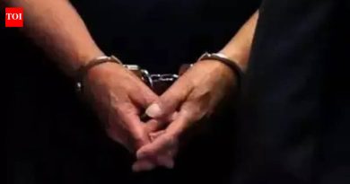 महिला कर्मचाऱ्याचा विनयभंग केल्याप्रकरणी खासगी आयुर्विमा कंपनीच्या अधिकाऱ्याला अटक महिला कर्मचाऱ्याचा विनयभंग केल्याप्रकरणी खासगी आयुर्विमा कंपनीच्या अधिकाऱ्याला अटक