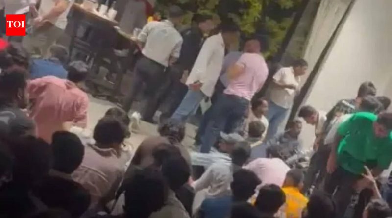 हुक्का फ्लेवर्स, गांजा, दारूवर बंदी : पुण्यात रात्री उशिरा पार्टी छाप्यात 107 पुरुष, 49 महिला ताब्यात हुक्का फ्लेवर्स, गांजा, दारूवर बंदी : पुण्यात रात्री उशिरा पार्टी छाप्यात 107 पुरुष, 49 महिला ताब्यात