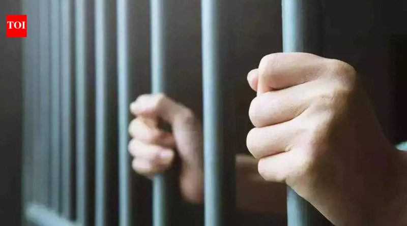 तुळापूरजवळील बंगल्यात तासाभराच्या पार्टीचा पोलिसांचा भंडाफोड तुळापूरजवळील बंगल्यात तासाभराच्या पार्टीचा पोलिसांचा भंडाफोड