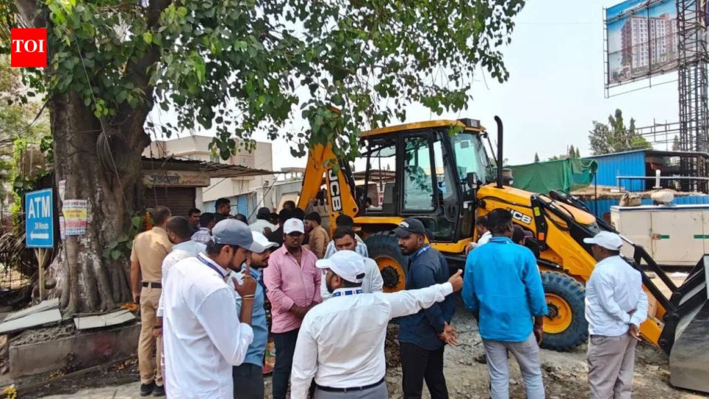 वाहतूक कोंडी कमी करण्यासाठी आळंदी नगरपरिषदेने पुणे-आळंदी रस्त्यावरील अतिक्रमण हटवले