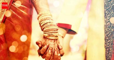अल्पवयीन मुलीचे पालक, वराने तिच्या लग्नासाठी बुकींग केले
